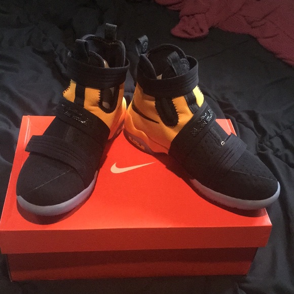 LEBRON SOLDIER 10 (GS) - Black/Gold Size: 5.5Y - Picture 2 of 5
